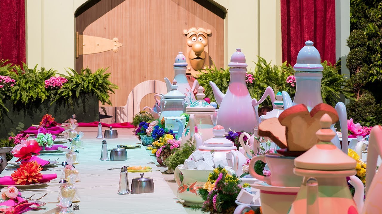 Down the Rabbit Hole and into Wonderland This was the entr…  Alice in  wonderland tea party birthday, Alice in wonderland party, Alice in wonderland  decorations